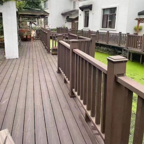 杭州别墅庭院塑木平台围栏栏杆施工案例