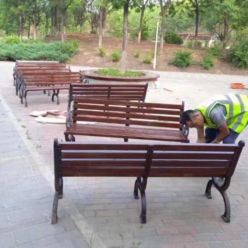 杭州木塑公园椅安装施工中